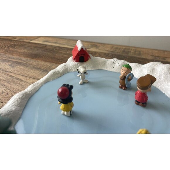 A Charlie Brown Peanuts Christmas Skating Pond Music & Motion 2007 Snoopy Used - Picture 8 of 16